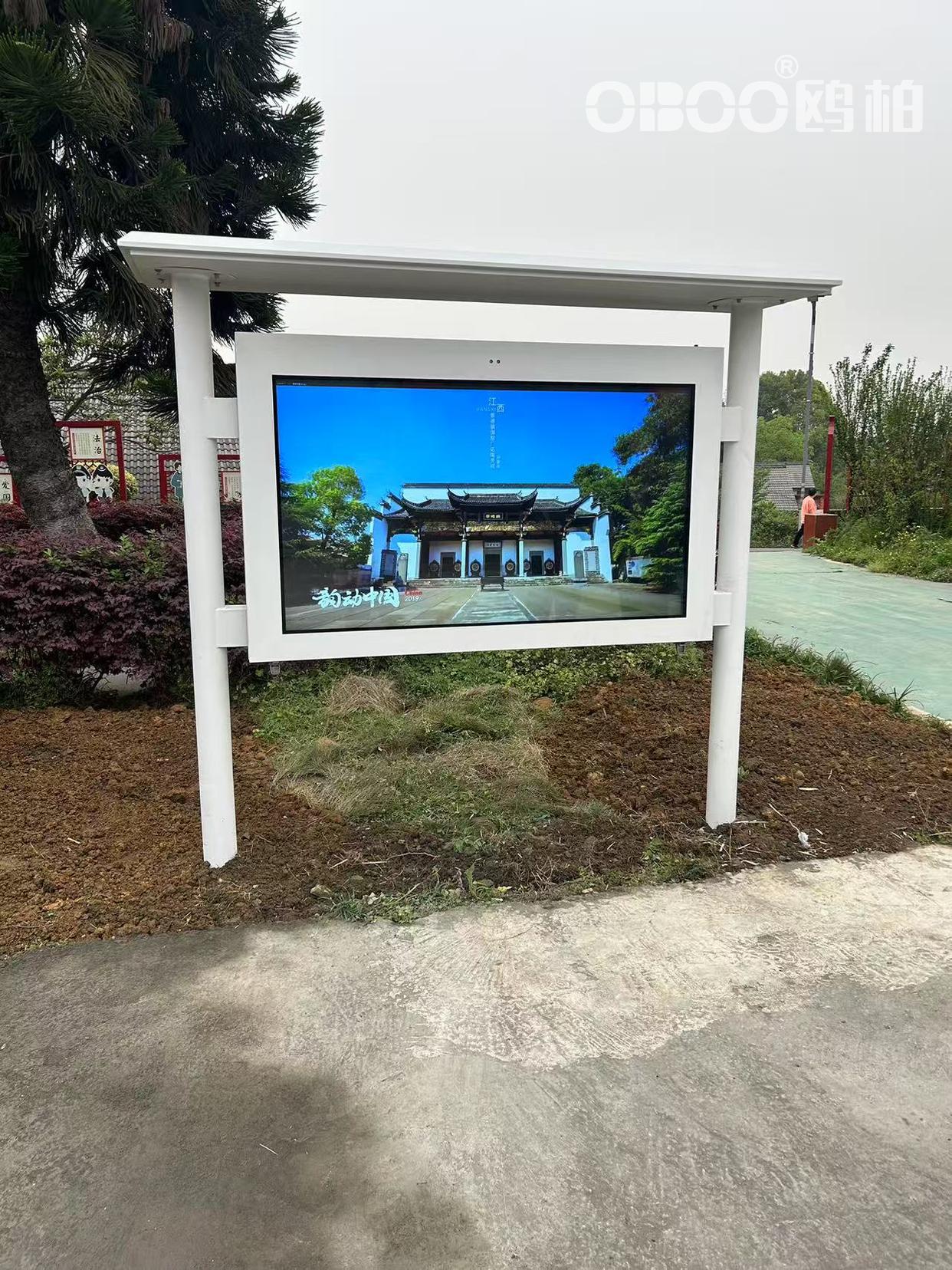 鸥柏全新室外电子阅报栏 重塑汽车站与广场景观，触控交互让信息一键直击